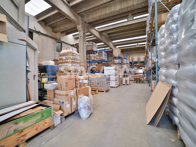 Capannone in Vendita a Segrate, 550'000€, 1050 m²