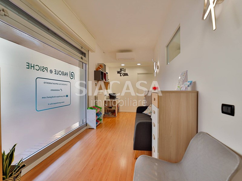 Negozio in Affitto a Ronco Briantino, 1'250&euro;, 80 m²