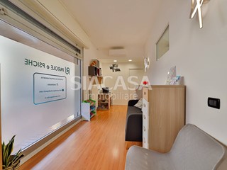 Negozio in Affitto a Ronco Briantino, 1'250&euro;, 80 m²