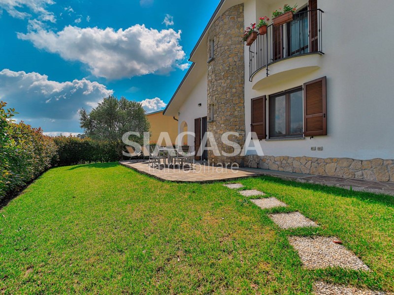 Villa in Vendita a Bernareggio, 528'000€, 320 m²