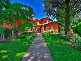 Villa in Vendita a Merate, 798'000&euro;, 476 m²