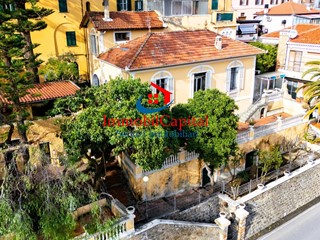 Villa in Vendita a Taggia, 599'000€, 830 m²