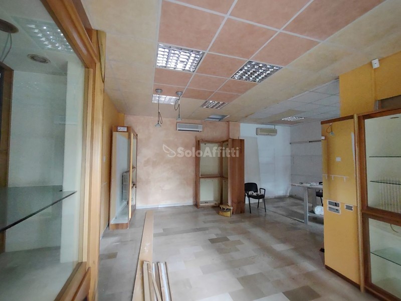 Immobile commerciale in Affitto a Pesaro, 800€, 60 m²