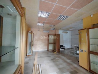 Immobile commerciale in Affitto a Pesaro, 800€, 60 m²