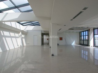 Ufficio in Affitto a Pesaro, 8'000€, 800 m²