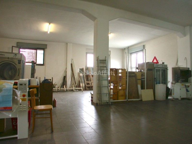 Immobile commerciale in Affitto a Fano, 1'400€, 230 m²