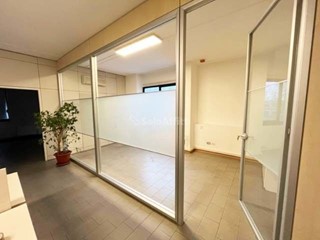 Ufficio in Affitto a Pesaro, 700€, 175 m²