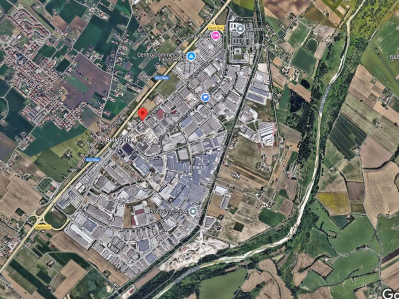 Capannone in Affitto a Fano, 2000 m²