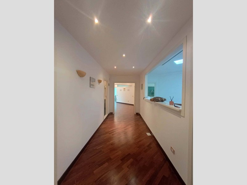 Ufficio in Affitto a Pesaro, 2'000€, 225 m²