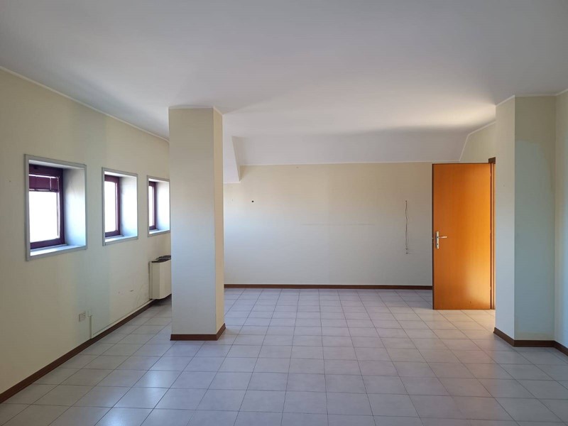 Ufficio in Affitto a Pesaro, 1'200€, 145 m²