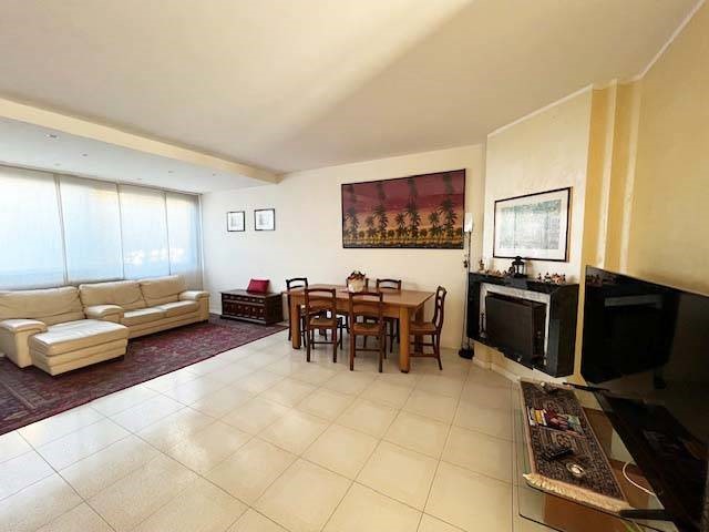 Attività commerciale in Vendita a Pesaro, 358'000&euro;, 184 m²