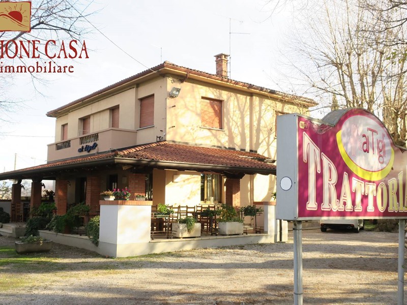 Attività commerciale in Vendita a Staranzano, 80'000€, 250 m²