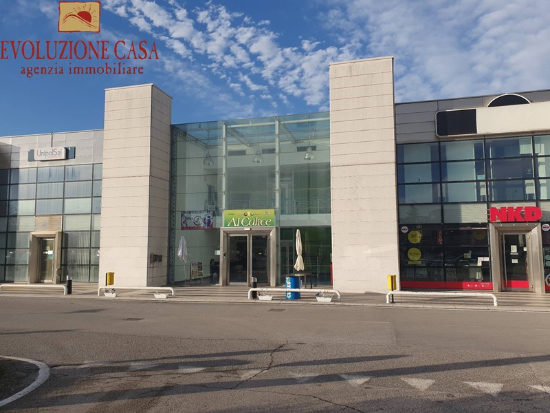 Immobile commerciale in Vendita a Gradisca d'Isonzo, 127'000€, 120 m²