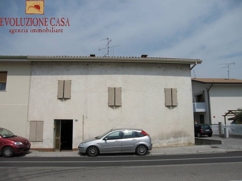 Casa Indipendente in Vendita a Farra d'Isonzo, 78'000€, 240 m²