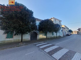 Casa Indipendente in Vendita a Villesse, 150'000€, 775 m²