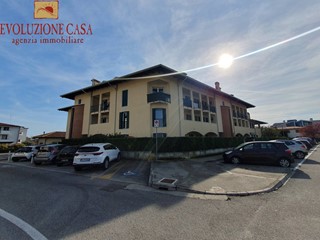 Ufficio in Vendita a Ronchi dei Legionari, 290'000€, 316 m²