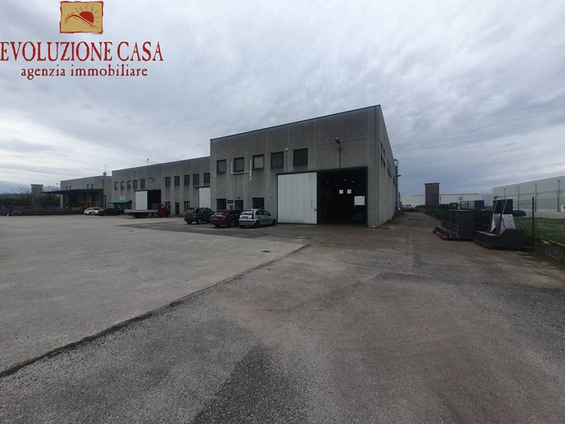 Capannone in Vendita a Romans d'Isonzo, 450'000€, 924 m²