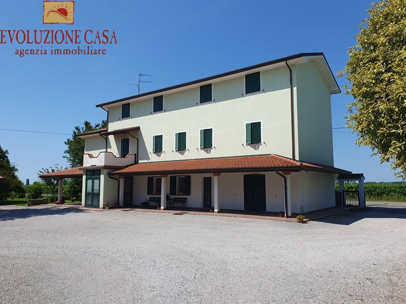 Casa Indipendente in Vendita a Staranzano, 670'000€, 890 m²