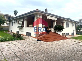 Villa in Vendita a Nettuno, 260'000€, 276 m²