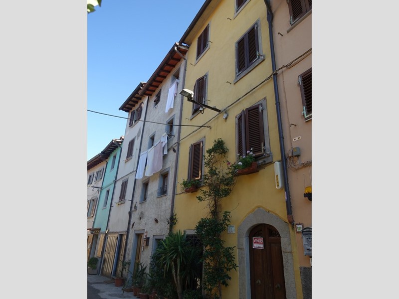 Casa Semi Indipendente in Vendita a Bibbiena, 350'000€, 400 m²