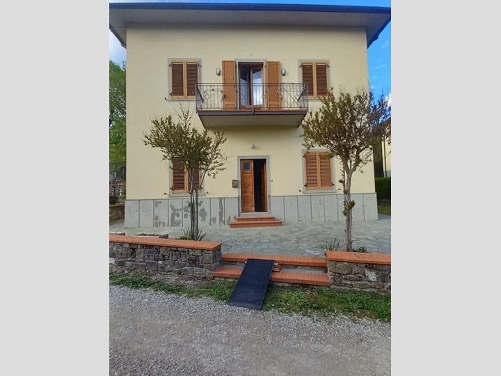 Casa Semi Indipendente in Vendita a Bibbiena, 360'000€, 220 m²