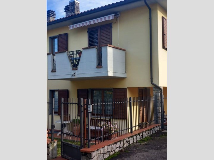 Villetta a schiera in Vendita a Bibbiena, 220'000€, 150 m²