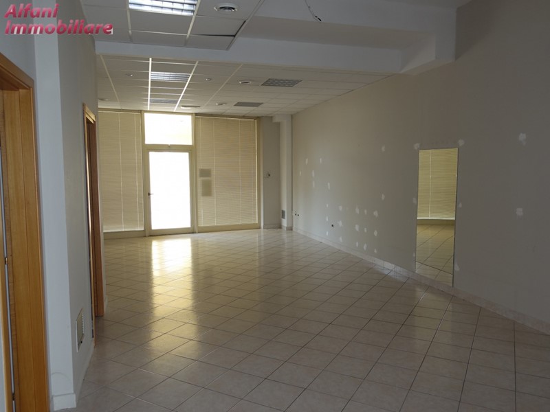 Immobile commerciale in Vendita a Bibbiena, 140'000€, 100 m²
