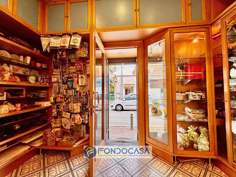 Attività commerciale in Affitto a Sant'Antimo, 450€, 25 m²