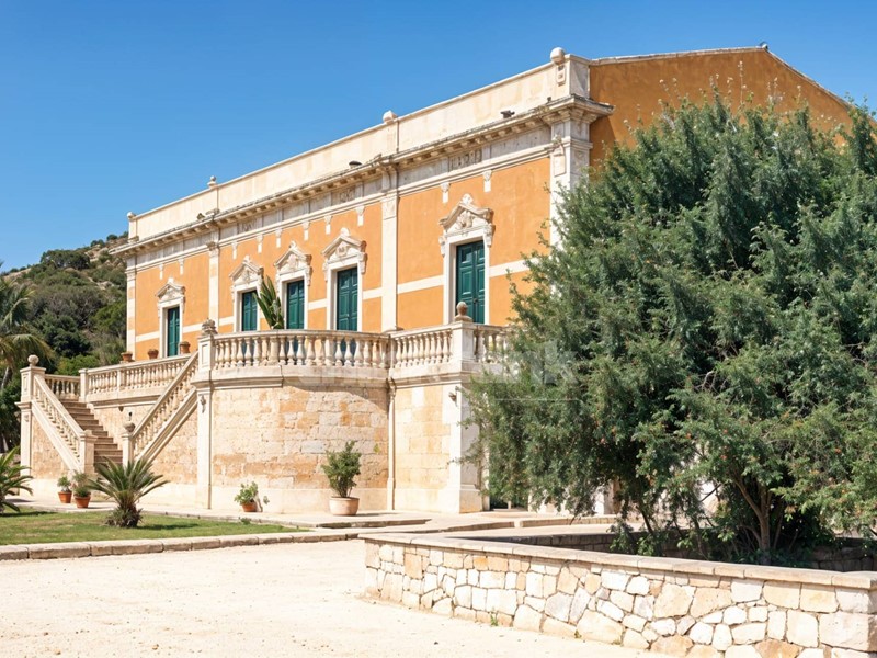 Villa in Vendita a Avola, 1100 m²