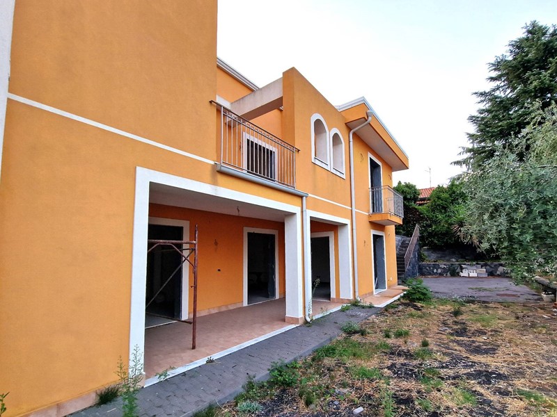 Villa in Vendita a Pedara, 260'000€, 230 m²