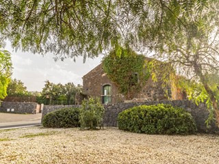 Rustico in Vendita a Aci Sant'Antonio, 160'000€, 300 m²