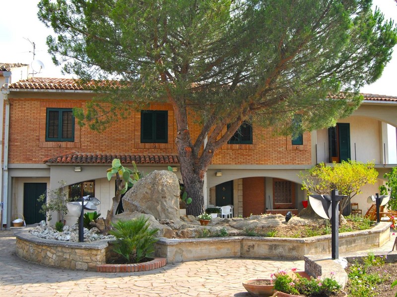 Villa in Affitto a Gangi, 3'200€, 651 m²