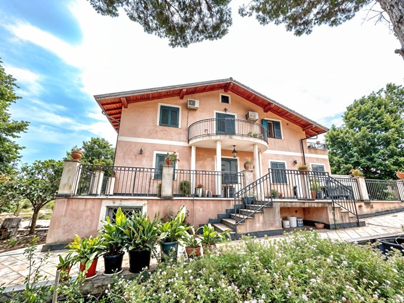 Villa in Vendita a Aci Bonaccorsi, 650'000€, 360 m²