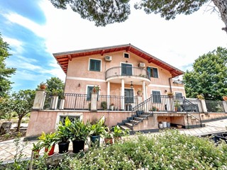 Villa in Vendita a Aci Bonaccorsi, 650'000€, 360 m²