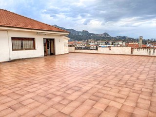 Attico in Vendita a Giardini Naxos, 140'000€, 410 m²