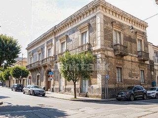 Villa in Vendita a Aci Sant'Antonio, 350'000€, 990 m²