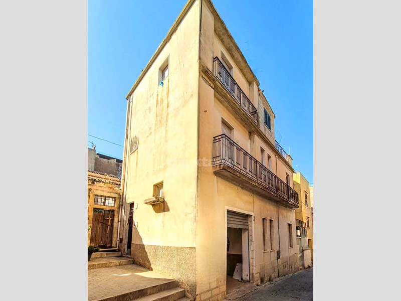 Casa Indipendente in Vendita a Modica, 55'000€, 230 m²