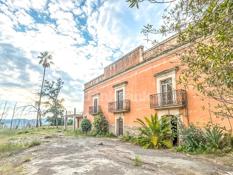 Rustico in Vendita a Caltagirone, 349'000€, 400 m²