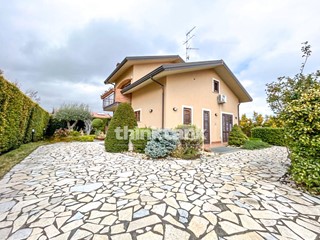 Villa in Vendita a Pedara, 349'000€, 220 m²