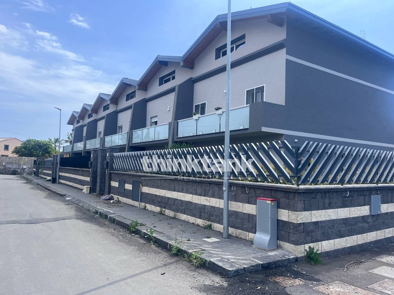 Villetta a schiera in Vendita a San Giovanni la Punta, 270'000€, 210 m²
