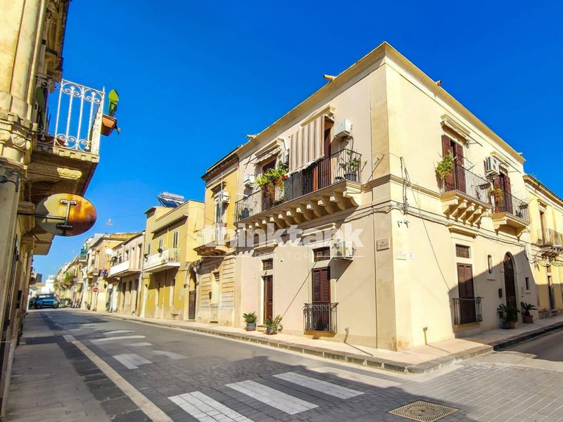 Appartamento in Vendita a Noto, 750'000€, 350 m²