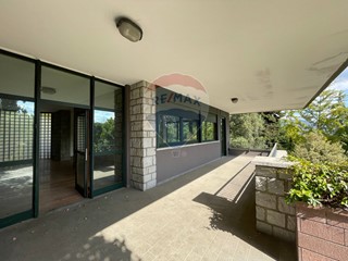 Villa in Vendita a Uggiate con Ronago, 680'000€, 800 m²