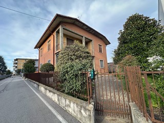 Casa Semi Indipendente in Vendita a Comun Nuovo, 249'000€, 245 m²