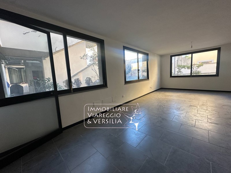 Capannone in Affitto a Viareggio, 1'550€, 140 m²