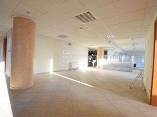Capannone in Vendita a Viareggio, 540'000€, 504 m²