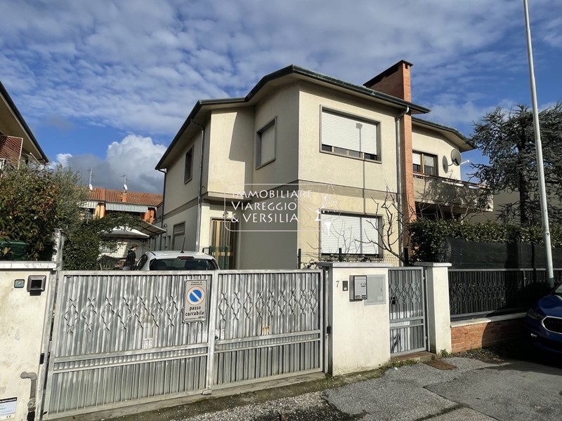 Casa Semi Indipendente in Vendita a Viareggio, 550'000€, 270 m²