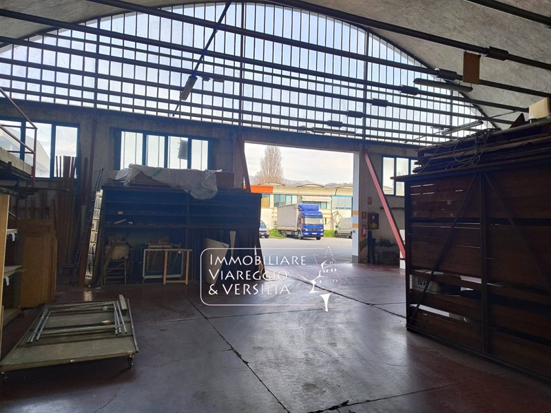 Magazzino in Vendita a Camaiore, 415'000&euro;, 475 m²