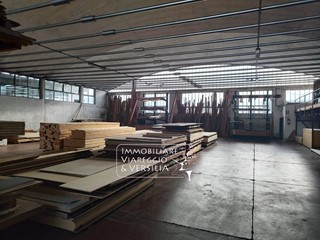 Magazzino in Vendita a Camaiore, 415'000&euro;, 475 m²