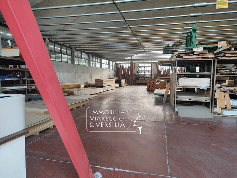 Magazzino in Vendita a Camaiore, 450'000&euro;, 535 m²