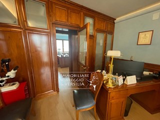 Capannone in Vendita a Viareggio, 650'000€, 190 m²